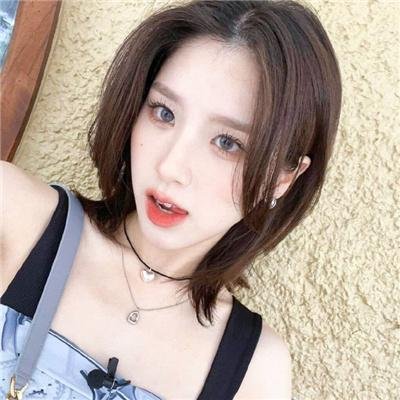 女孩向前走